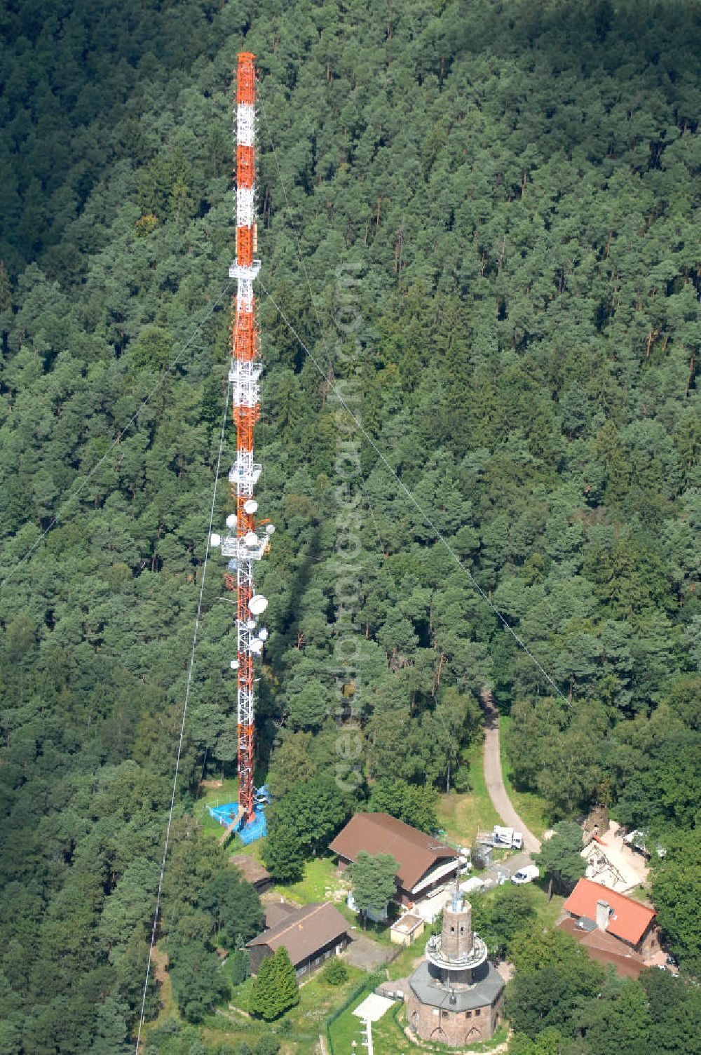 Neustadt an der Weinstrasse from the bird's eye view: Blick auf den Funkturmumsetzer der Deutschen Telekom auf einen Gebirgsmassiv nördlich des Stadtgebietes. Der Sendemast wurde durch die Firma Werner Diener GmbH & Co. Industrieanstrich KG (