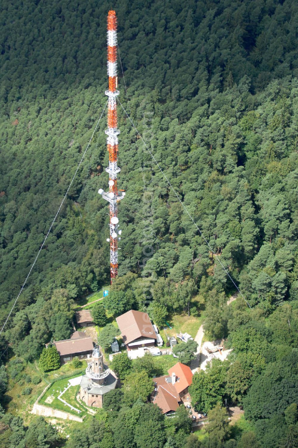 Aerial image Neustadt an der Weinstrasse - Blick auf den Funkturmumsetzer der Deutschen Telekom auf einen Gebirgsmassiv nördlich des Stadtgebietes. Der Sendemast wurde durch die Firma Werner Diener GmbH & Co. Industrieanstrich KG (