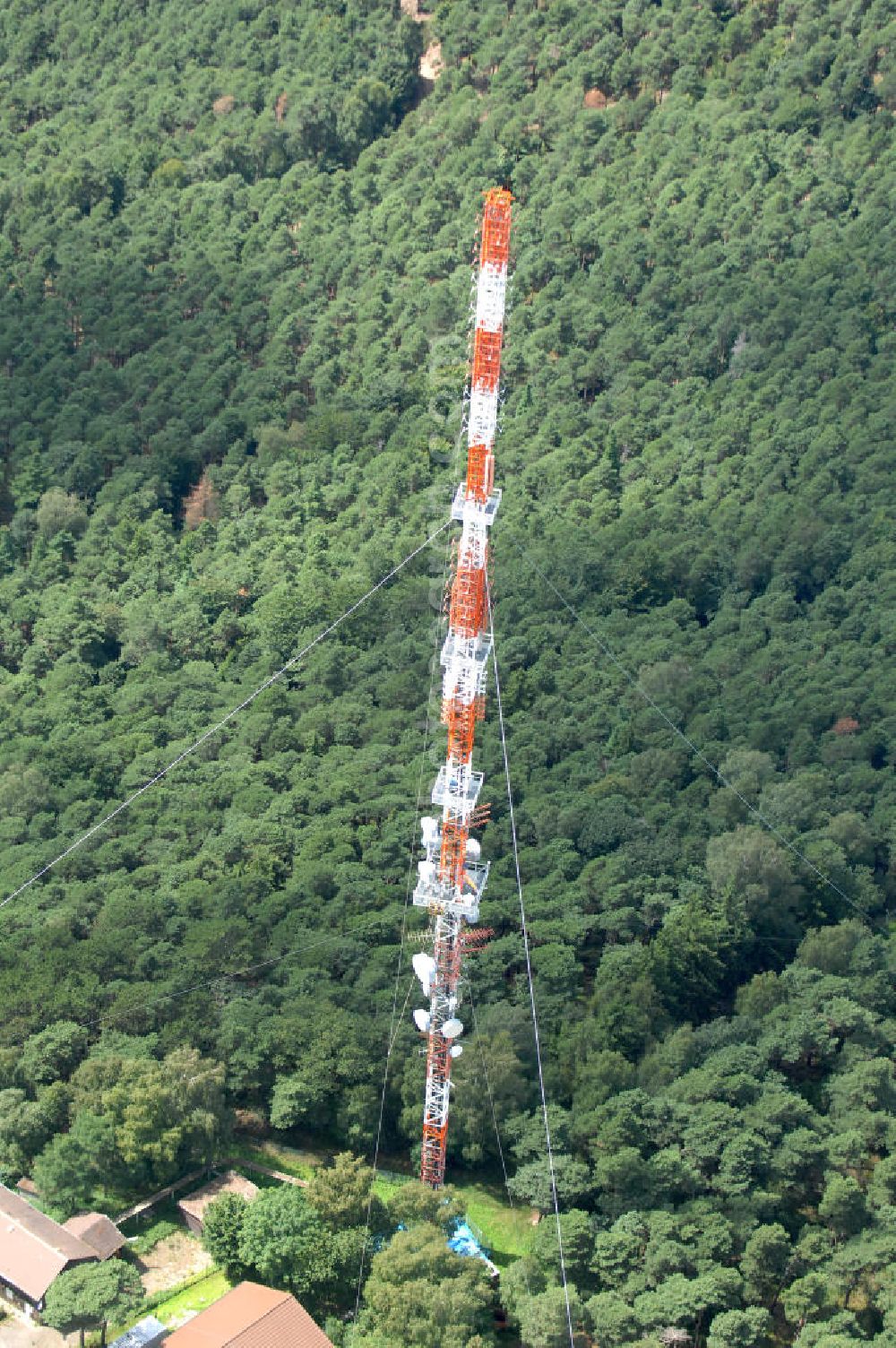 Aerial photograph Neustadt an der Weinstrasse - Blick auf den Funkturmumsetzer der Deutschen Telekom auf einen Gebirgsmassiv nördlich des Stadtgebietes. Der Sendemast wurde durch die Firma Werner Diener GmbH & Co. Industrieanstrich KG (