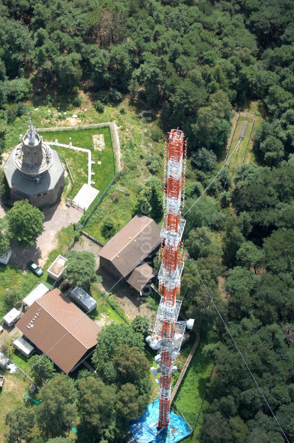 Neustadt an der Weinstrasse from above - Blick auf den Funkturmumsetzer der Deutschen Telekom auf einen Gebirgsmassiv nördlich des Stadtgebietes. Der Sendemast wurde durch die Firma Werner Diener GmbH & Co. Industrieanstrich KG (