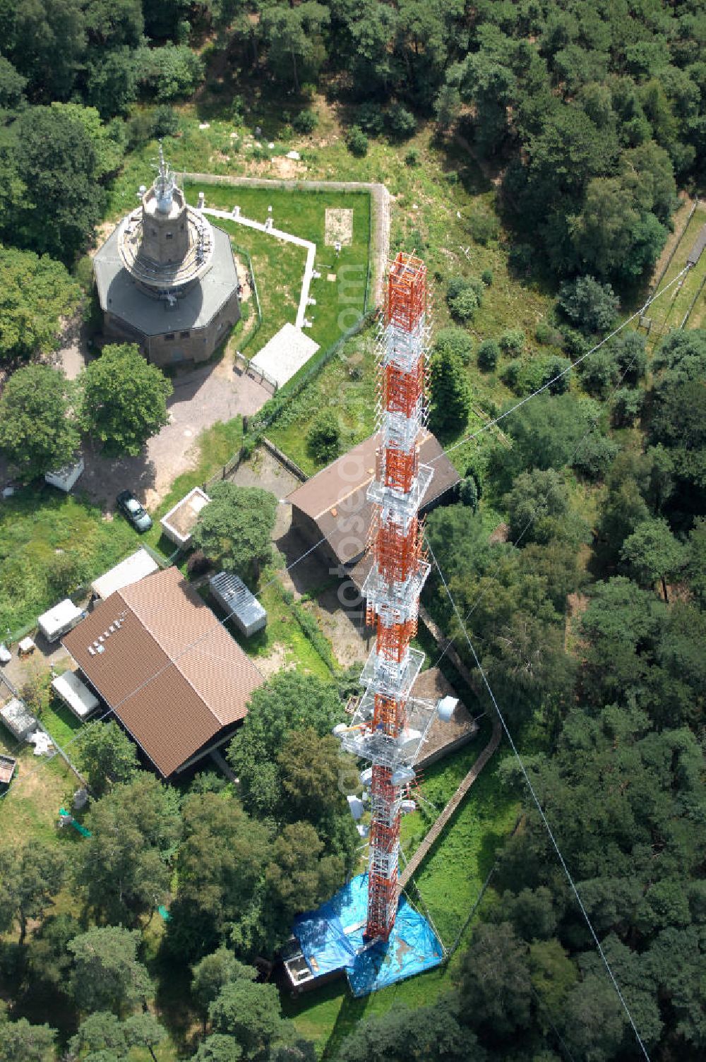 Neustadt an der Weinstrasse from the bird's eye view: Blick auf den Funkturmumsetzer der Deutschen Telekom auf einen Gebirgsmassiv nördlich des Stadtgebietes. Der Sendemast wurde durch die Firma Werner Diener GmbH & Co. Industrieanstrich KG (