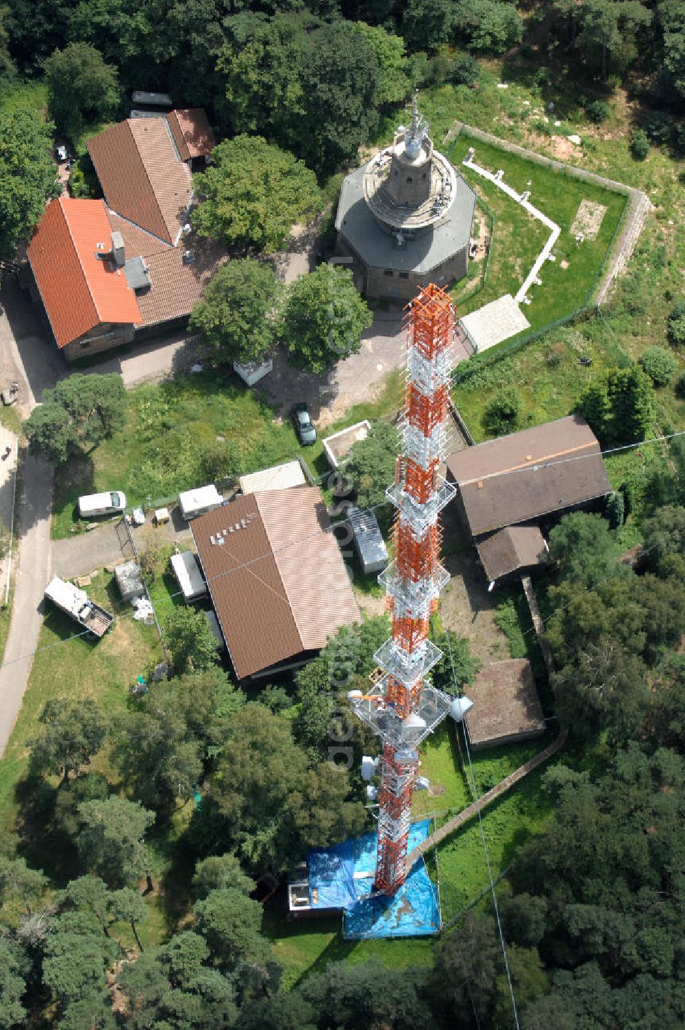 Aerial image Neustadt an der Weinstrasse - Blick auf den Funkturmumsetzer der Deutschen Telekom auf einen Gebirgsmassiv nördlich des Stadtgebietes. Der Sendemast wurde durch die Firma Werner Diener GmbH & Co. Industrieanstrich KG (