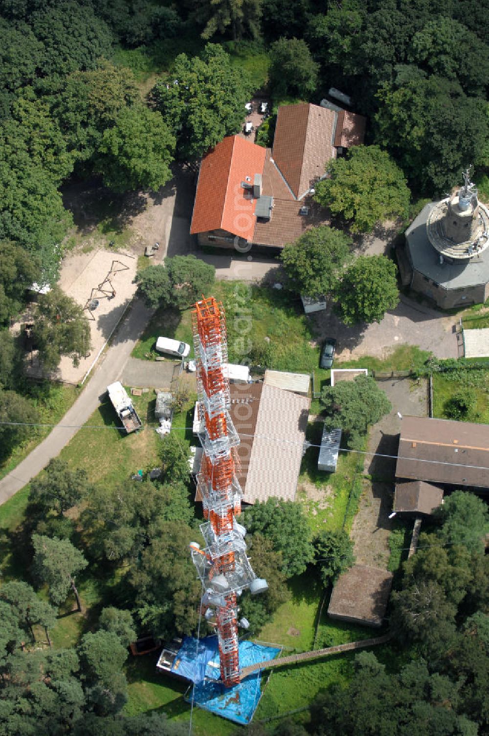 Aerial photograph Neustadt an der Weinstrasse - Blick auf den Funkturmumsetzer der Deutschen Telekom auf einen Gebirgsmassiv nördlich des Stadtgebietes. Der Sendemast wurde durch die Firma Werner Diener GmbH & Co. Industrieanstrich KG (