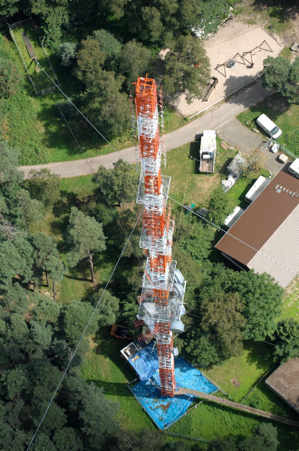 Neustadt an der Weinstrasse from above - Blick auf den Funkturmumsetzer der Deutschen Telekom auf einen Gebirgsmassiv nördlich des Stadtgebietes. Der Sendemast wurde durch die Firma Werner Diener GmbH & Co. Industrieanstrich KG (