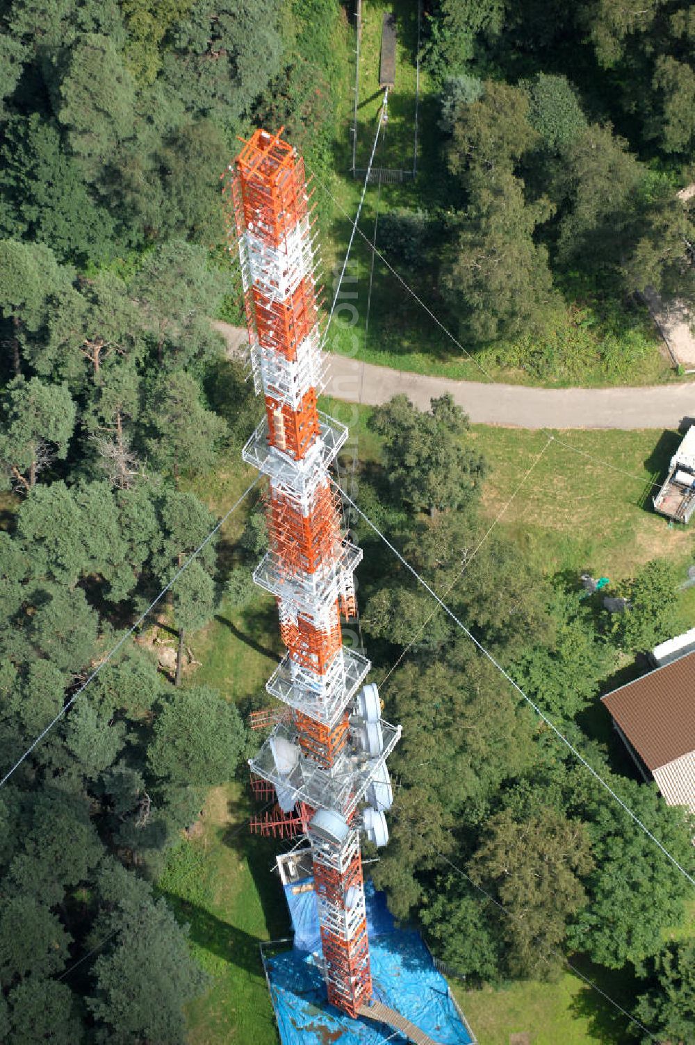 Neustadt an der Weinstrasse from the bird's eye view: Blick auf den Funkturmumsetzer der Deutschen Telekom auf einen Gebirgsmassiv nördlich des Stadtgebietes. Der Sendemast wurde durch die Firma Werner Diener GmbH & Co. Industrieanstrich KG (