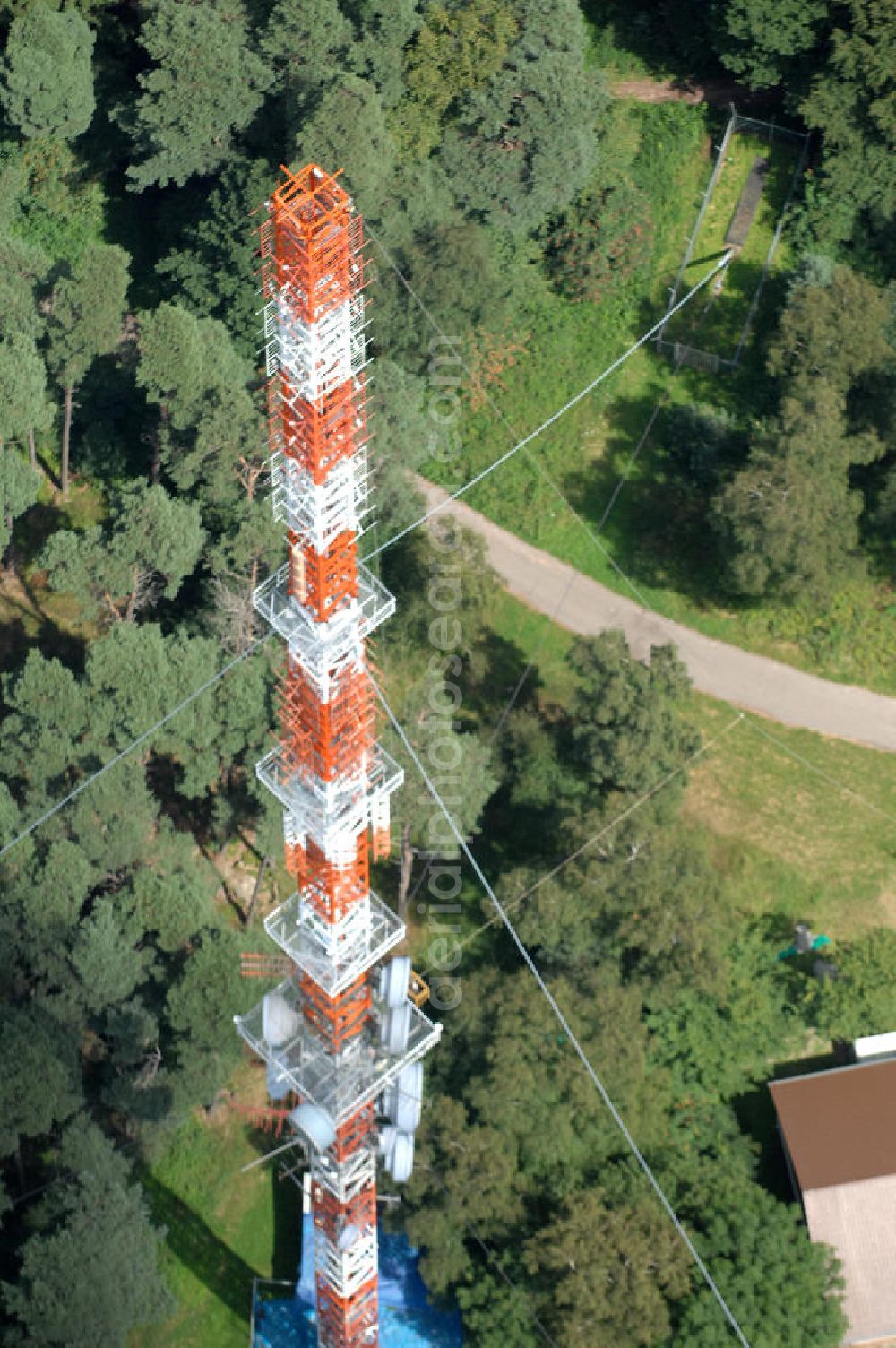 Aerial image Neustadt an der Weinstrasse - Blick auf den Funkturmumsetzer der Deutschen Telekom auf einen Gebirgsmassiv nördlich des Stadtgebietes. Der Sendemast wurde durch die Firma Werner Diener GmbH & Co. Industrieanstrich KG (