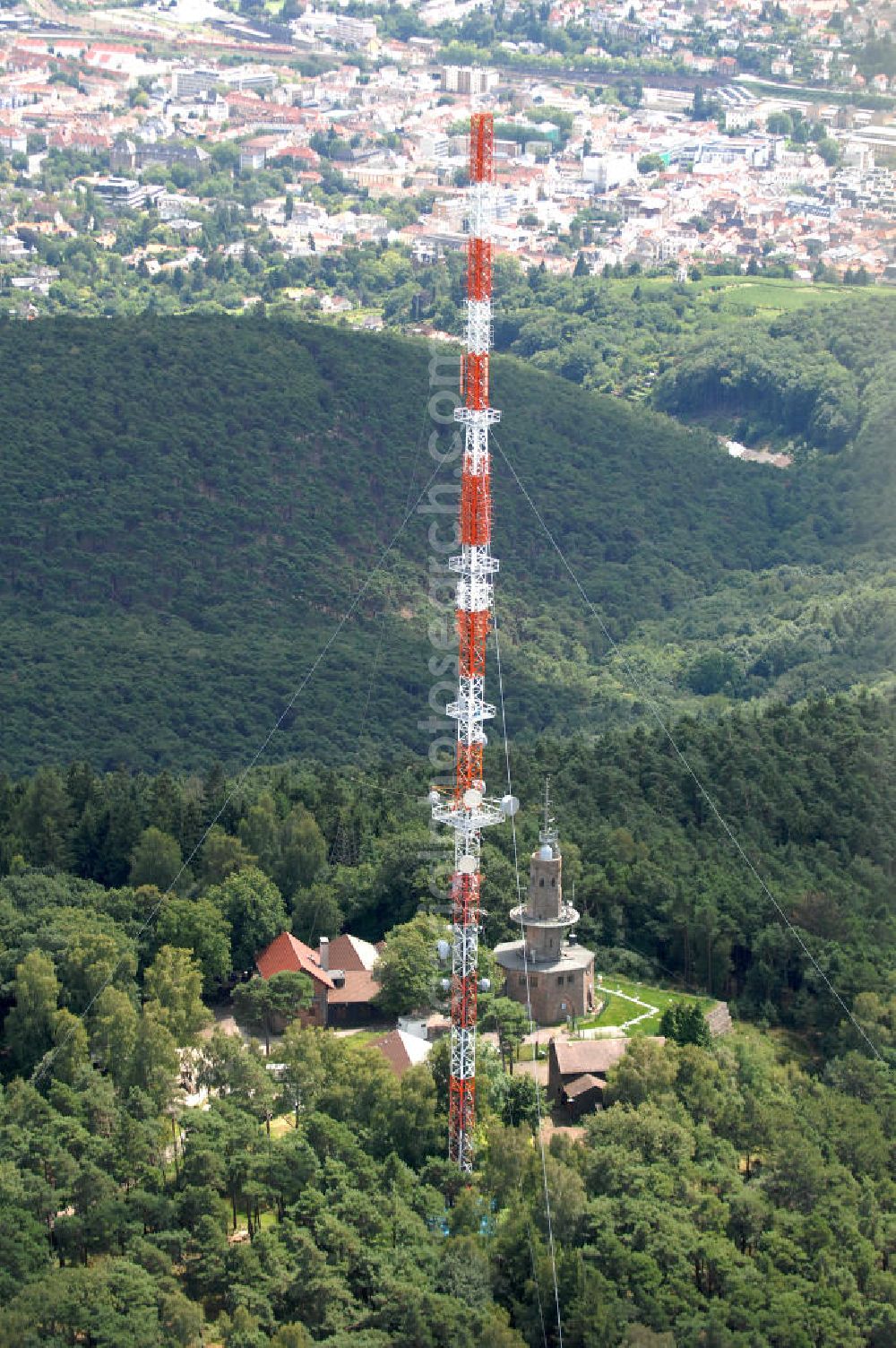 Aerial photograph Neustadt an der Weinstrasse - Blick auf den Funkturmumsetzer der Deutschen Telekom auf einen Gebirgsmassiv nördlich des Stadtgebietes. Der Sendemast wurde durch die Firma Werner Diener GmbH & Co. Industrieanstrich KG (