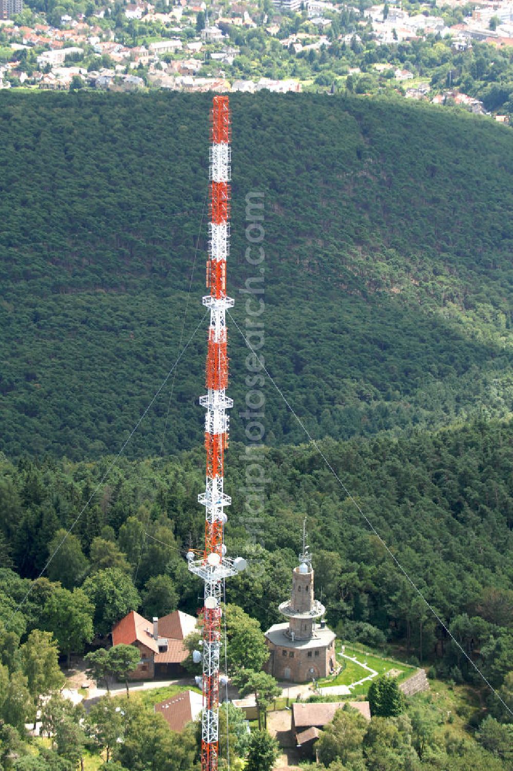 Neustadt an der Weinstrasse from above - Blick auf den Funkturmumsetzer der Deutschen Telekom auf einen Gebirgsmassiv nördlich des Stadtgebietes. Der Sendemast wurde durch die Firma Werner Diener GmbH & Co. Industrieanstrich KG (