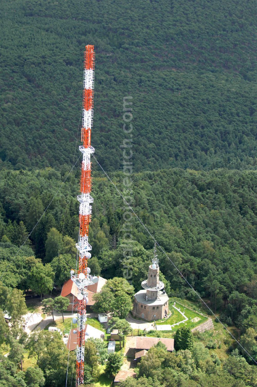 Neustadt an der Weinstrasse from the bird's eye view: Blick auf den Funkturmumsetzer der Deutschen Telekom auf einen Gebirgsmassiv nördlich des Stadtgebietes. Der Sendemast wurde durch die Firma Werner Diener GmbH & Co. Industrieanstrich KG (