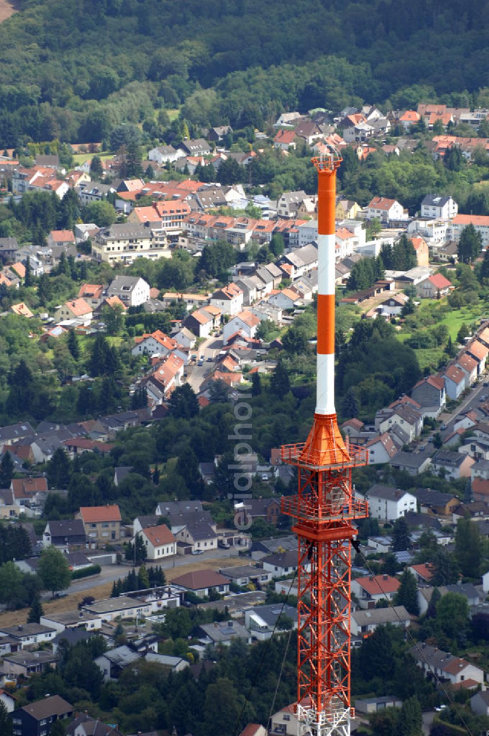 Aerial photograph Riegelsberg - Blick auf den Sender Riegelsberg. Der Sender am Riegelsberg ist eine Anlage der Media und Broadcast GmbH in der Nähe von Riegelsberg im Saarland. Der Sender verwendet als Antennenträger einen 287 m hohen abgespannten Stahlfachwerkmast mit quadratischem Querschnitt. Der Sendemast des Senders Riegelsberg ist das höchste Bauwerk im Saarland. Kontakt Media und Broadcast GmbH: Tel. +49(0)761 59014 234, Email: