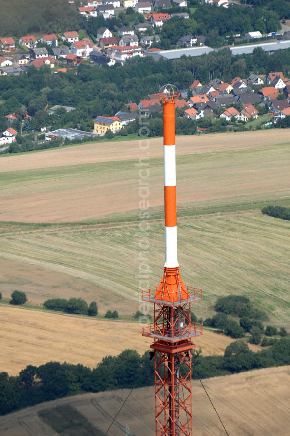 Riegelsberg from above - Blick auf den Sender Riegelsberg. Der Sender am Riegelsberg ist eine Anlage der Media und Broadcast GmbH in der Nähe von Riegelsberg im Saarland. Der Sender verwendet als Antennenträger einen 287 m hohen abgespannten Stahlfachwerkmast mit quadratischem Querschnitt. Der Sendemast des Senders Riegelsberg ist das höchste Bauwerk im Saarland. Kontakt Media und Broadcast GmbH: Tel. +49(0)761 59014 234, Email: