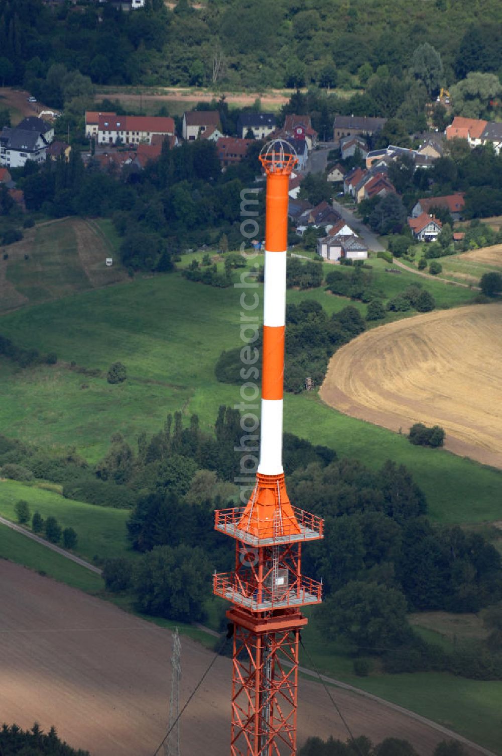 Aerial image Riegelsberg - Blick auf den Sender Riegelsberg. Der Sender am Riegelsberg ist eine Anlage der Media und Broadcast GmbH in der Nähe von Riegelsberg im Saarland. Der Sender verwendet als Antennenträger einen 287 m hohen abgespannten Stahlfachwerkmast mit quadratischem Querschnitt. Der Sendemast des Senders Riegelsberg ist das höchste Bauwerk im Saarland. Kontakt Media und Broadcast GmbH: Tel. +49(0)761 59014 234, Email: