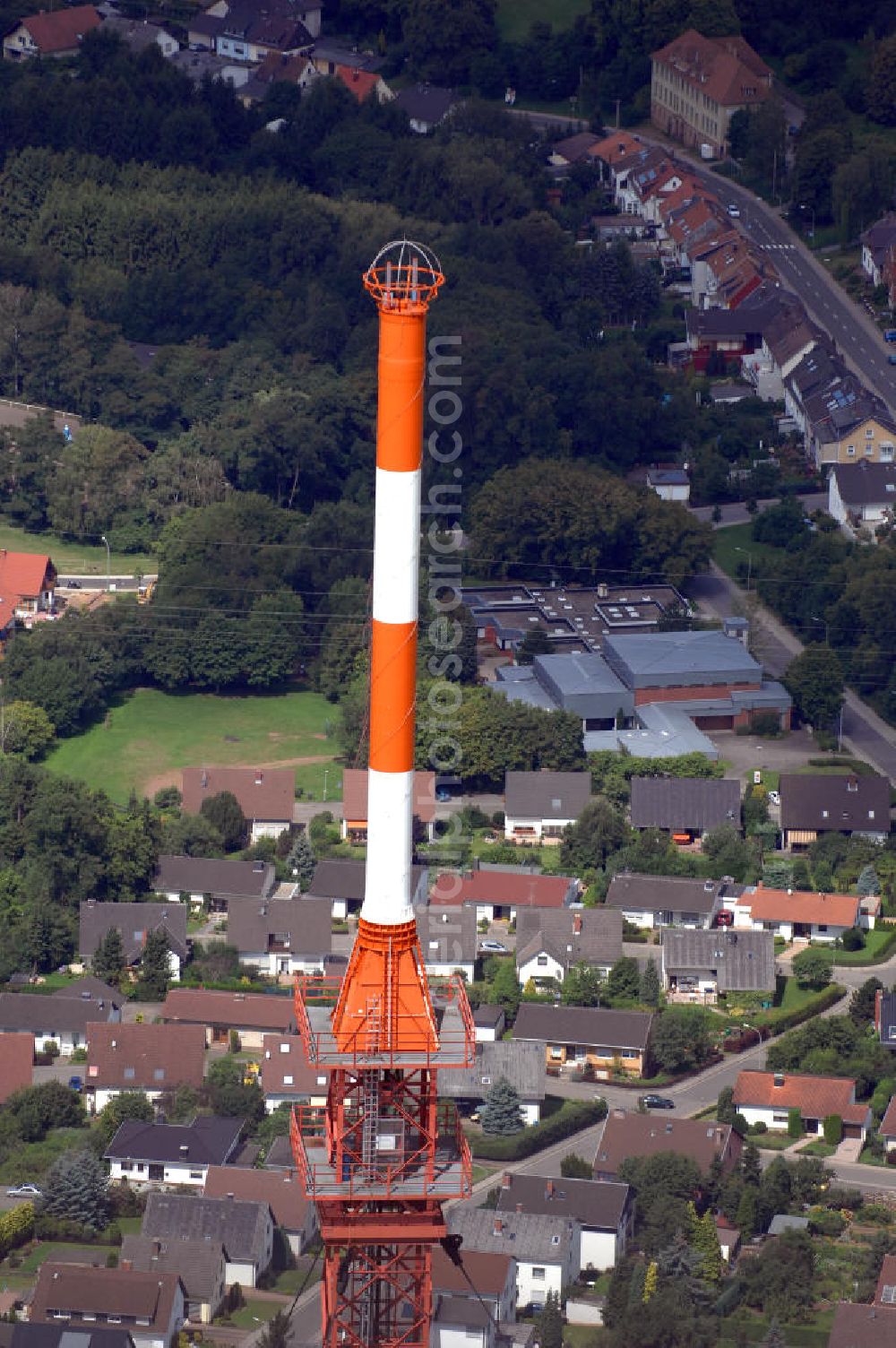 Riegelsberg from above - Blick auf den Sender Riegelsberg. Der Sender am Riegelsberg ist eine Anlage der Media und Broadcast GmbH in der Nähe von Riegelsberg im Saarland. Der Sender verwendet als Antennenträger einen 287 m hohen abgespannten Stahlfachwerkmast mit quadratischem Querschnitt. Der Sendemast des Senders Riegelsberg ist das höchste Bauwerk im Saarland. Kontakt Media und Broadcast GmbH: Tel. +49(0)761 59014 234, Email: