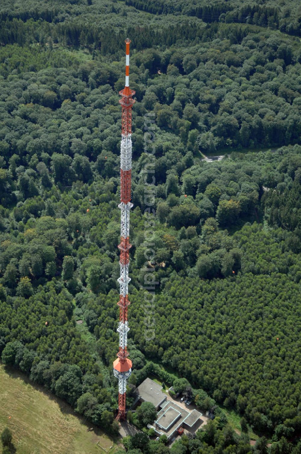 Riegelsberg from the bird's eye view: Blick auf den Sender Riegelsberg. Der Sender am Riegelsberg ist eine Anlage der Media und Broadcast GmbH in der Nähe von Riegelsberg im Saarland. Der Sender verwendet als Antennenträger einen 287 m hohen abgespannten Stahlfachwerkmast mit quadratischem Querschnitt. Der Sendemast des Senders Riegelsberg ist das höchste Bauwerk im Saarland. Kontakt Media und Broadcast GmbH: Tel. +49(0)761 59014 234, Email: