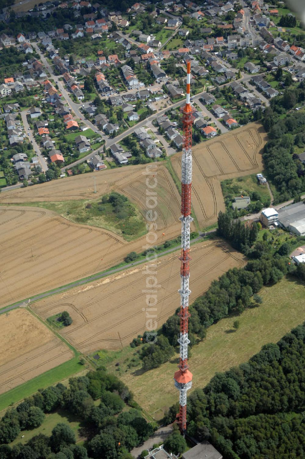 Aerial image Riegelsberg - Blick auf den Sender Riegelsberg. Der Sender am Riegelsberg ist eine Anlage der Media und Broadcast GmbH in der Nähe von Riegelsberg im Saarland. Der Sender verwendet als Antennenträger einen 287 m hohen abgespannten Stahlfachwerkmast mit quadratischem Querschnitt. Der Sendemast des Senders Riegelsberg ist das höchste Bauwerk im Saarland. Kontakt Media und Broadcast GmbH: Tel. +49(0)761 59014 234, Email: