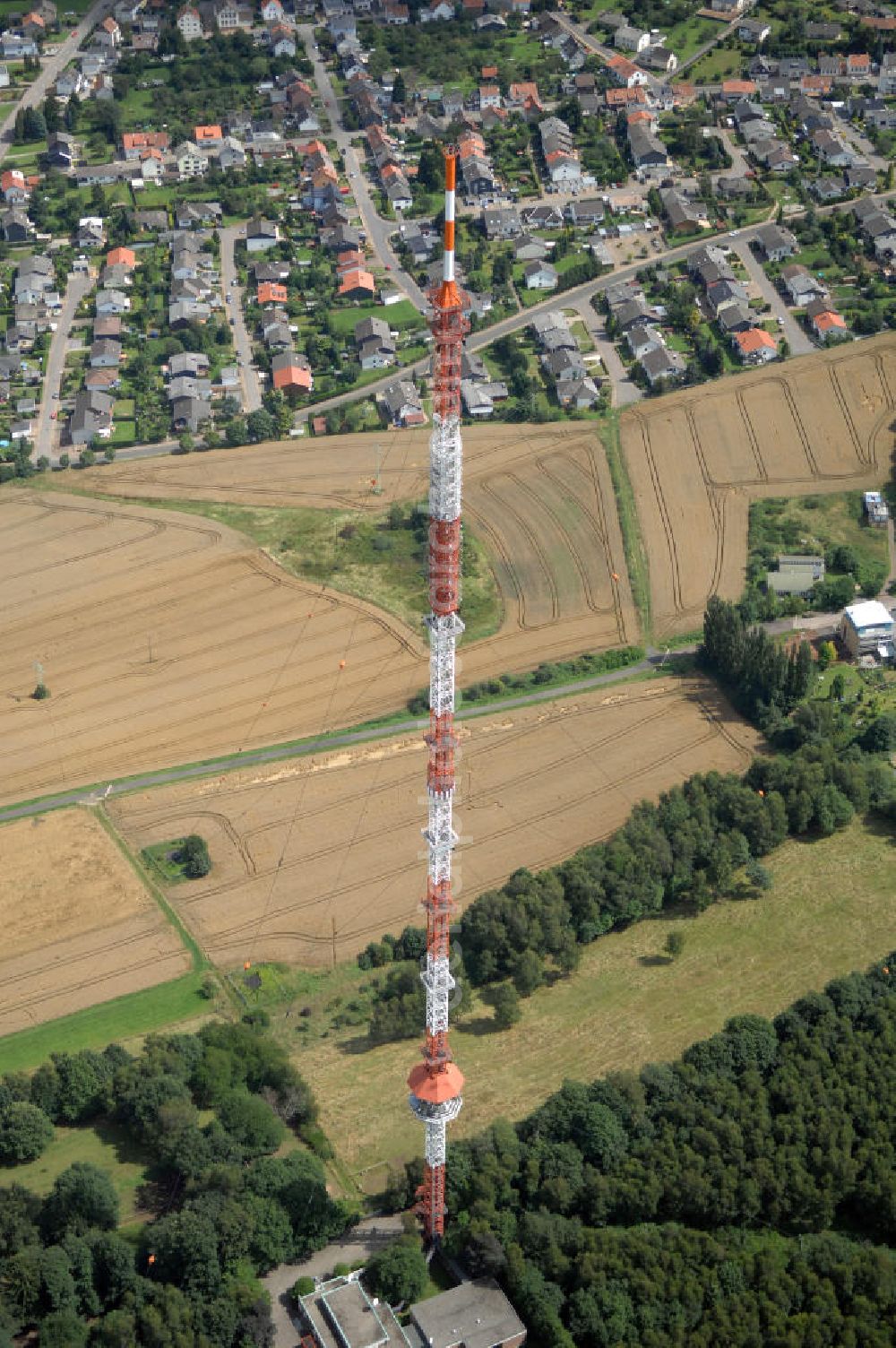 Aerial photograph Riegelsberg - Blick auf den Sender Riegelsberg. Der Sender am Riegelsberg ist eine Anlage der Media und Broadcast GmbH in der Nähe von Riegelsberg im Saarland. Der Sender verwendet als Antennenträger einen 287 m hohen abgespannten Stahlfachwerkmast mit quadratischem Querschnitt. Der Sendemast des Senders Riegelsberg ist das höchste Bauwerk im Saarland. Kontakt Media und Broadcast GmbH: Tel. +49(0)761 59014 234, Email: