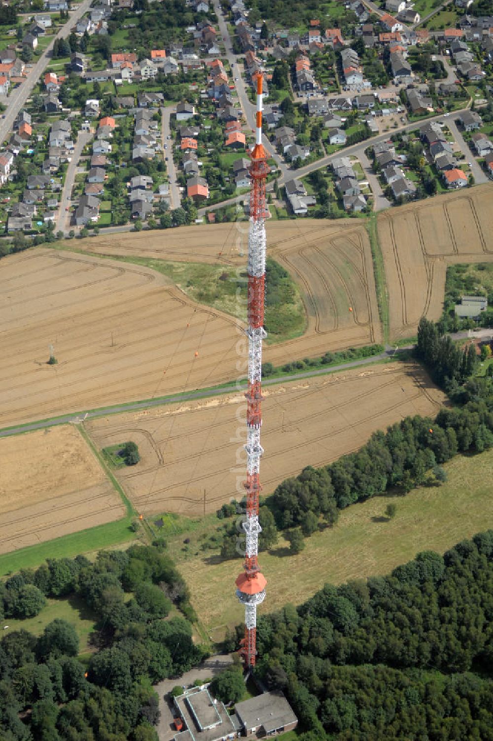 Riegelsberg from above - Blick auf den Sender Riegelsberg. Der Sender am Riegelsberg ist eine Anlage der Media und Broadcast GmbH in der Nähe von Riegelsberg im Saarland. Der Sender verwendet als Antennenträger einen 287 m hohen abgespannten Stahlfachwerkmast mit quadratischem Querschnitt. Der Sendemast des Senders Riegelsberg ist das höchste Bauwerk im Saarland. Kontakt Media und Broadcast GmbH: Tel. +49(0)761 59014 234, Email: