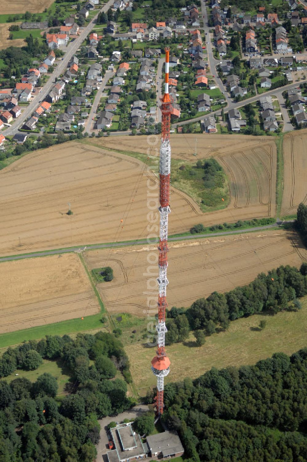 Riegelsberg from the bird's eye view: Blick auf den Sender Riegelsberg. Der Sender am Riegelsberg ist eine Anlage der Media und Broadcast GmbH in der Nähe von Riegelsberg im Saarland. Der Sender verwendet als Antennenträger einen 287 m hohen abgespannten Stahlfachwerkmast mit quadratischem Querschnitt. Der Sendemast des Senders Riegelsberg ist das höchste Bauwerk im Saarland. Kontakt Media und Broadcast GmbH: Tel. +49(0)761 59014 234, Email: