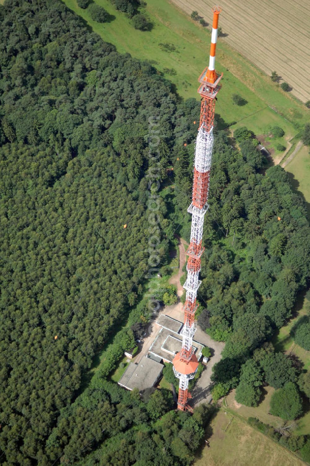 Aerial photograph Riegelsberg - Blick auf den Sender Riegelsberg. Der Sender am Riegelsberg ist eine Anlage der Media und Broadcast GmbH in der Nähe von Riegelsberg im Saarland. Der Sender verwendet als Antennenträger einen 287 m hohen abgespannten Stahlfachwerkmast mit quadratischem Querschnitt. Der Sendemast des Senders Riegelsberg ist das höchste Bauwerk im Saarland. Kontakt Media und Broadcast GmbH: Tel. +49(0)761 59014 234, Email: