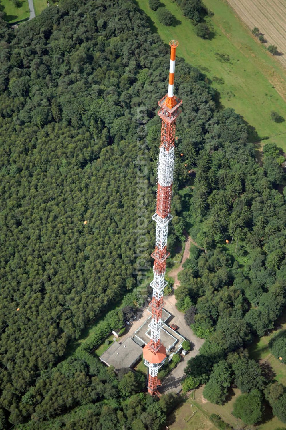 Riegelsberg from above - Blick auf den Sender Riegelsberg. Der Sender am Riegelsberg ist eine Anlage der Media und Broadcast GmbH in der Nähe von Riegelsberg im Saarland. Der Sender verwendet als Antennenträger einen 287 m hohen abgespannten Stahlfachwerkmast mit quadratischem Querschnitt. Der Sendemast des Senders Riegelsberg ist das höchste Bauwerk im Saarland. Kontakt Media und Broadcast GmbH: Tel. +49(0)761 59014 234, Email: