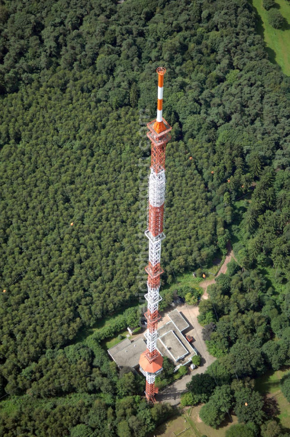 Riegelsberg from the bird's eye view: Blick auf den Sender Riegelsberg. Der Sender am Riegelsberg ist eine Anlage der Media und Broadcast GmbH in der Nähe von Riegelsberg im Saarland. Der Sender verwendet als Antennenträger einen 287 m hohen abgespannten Stahlfachwerkmast mit quadratischem Querschnitt. Der Sendemast des Senders Riegelsberg ist das höchste Bauwerk im Saarland. Kontakt Media und Broadcast GmbH: Tel. +49(0)761 59014 234, Email: