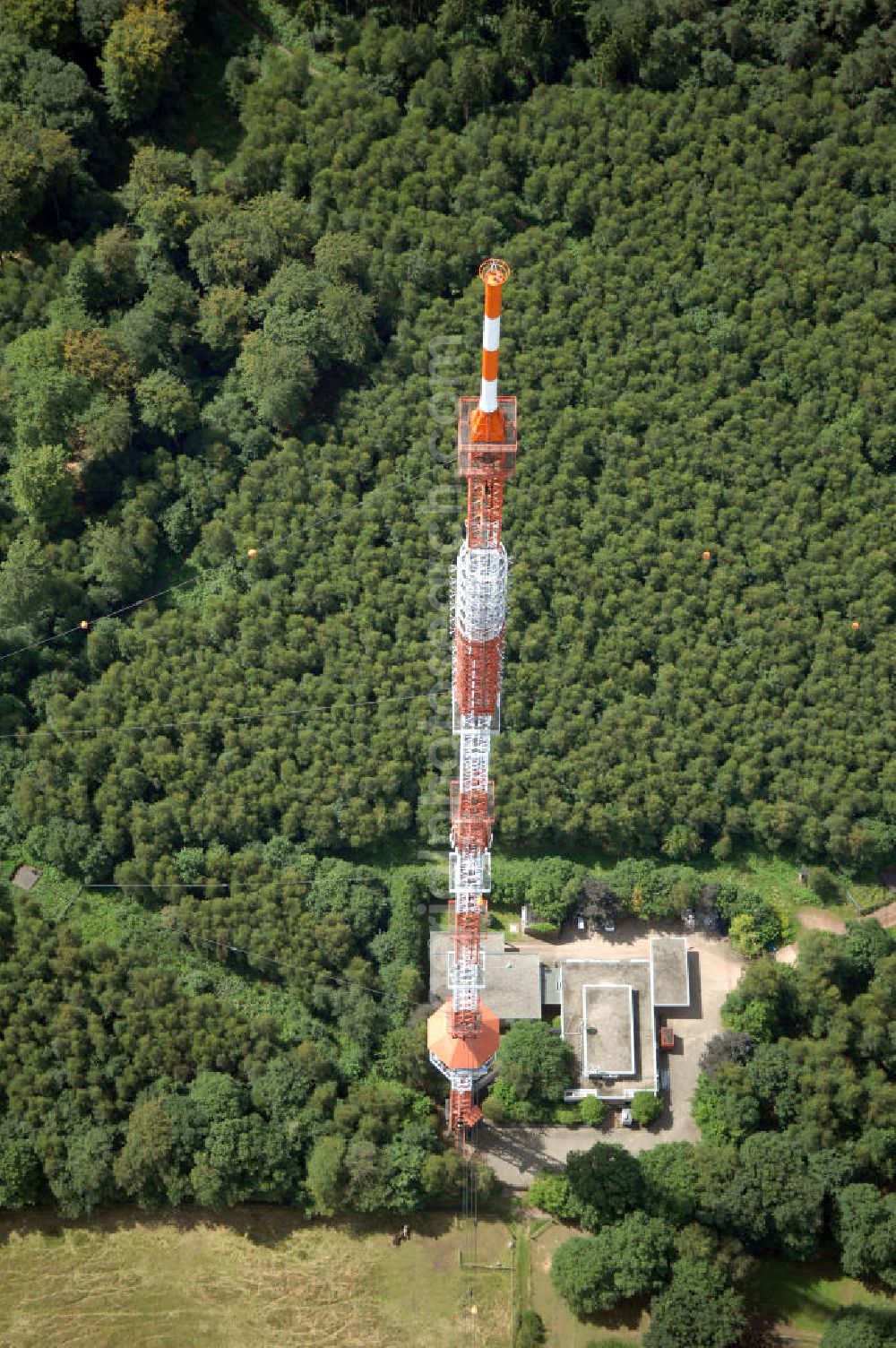 Aerial image Riegelsberg - Blick auf den Sender Riegelsberg. Der Sender am Riegelsberg ist eine Anlage der Media und Broadcast GmbH in der Nähe von Riegelsberg im Saarland. Der Sender verwendet als Antennenträger einen 287 m hohen abgespannten Stahlfachwerkmast mit quadratischem Querschnitt. Der Sendemast des Senders Riegelsberg ist das höchste Bauwerk im Saarland. Kontakt Media und Broadcast GmbH: Tel. +49(0)761 59014 234, Email: