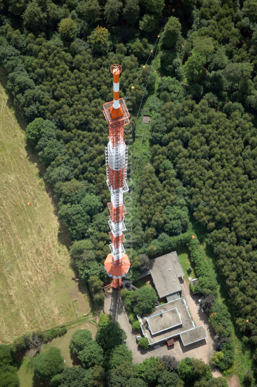 Aerial photograph Riegelsberg - Blick auf den Sender Riegelsberg. Der Sender am Riegelsberg ist eine Anlage der Media und Broadcast GmbH in der Nähe von Riegelsberg im Saarland. Der Sender verwendet als Antennenträger einen 287 m hohen abgespannten Stahlfachwerkmast mit quadratischem Querschnitt. Der Sendemast des Senders Riegelsberg ist das höchste Bauwerk im Saarland. Kontakt Media und Broadcast GmbH: Tel. +49(0)761 59014 234, Email: