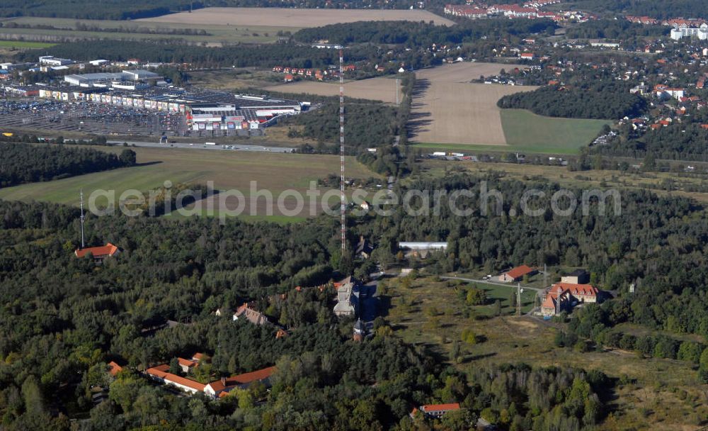 Königs Wusterhausen from the bird's eye view: Blick auf den Sendemast auf dem Funkerberg in Königs Wusterhausen, Brandenburg. Der geschichtsträchtige Funkturm wurde bereits im Jahr 1925 errichtet. Er ist als einziger von ca. 13 Sendemasten mit einer beträchtlichen Höhe von 210m erhalten geblieben und steht heute unter Denkmalschutz. Im Jahre 1920 wurde von der Sendeanlage Funkerberg das erste Mal Sprache und Musik gesendet. Seit dieser denkwürdigen Zeit gilt die Stadt Königs Wusterhausen als Wiege des deutschen Rundfunks. Kontakt: Förderverein Sender Königs Wusterhausen Geschäftsstelle, Funkerberg Senderhaus 1, 15711 Königs Wusterhausen, Tel. / Fax +49(0)3375 293601, Email: verein@funkerberg.de; Stiftung Funkerberg Königs Wusterhausen , c / o Udo Effert, Wacholderweg 3 OT Senzig, 15754 Königs Wusterhausen, Email: stiftung@funkerberg.de; Museum Funkerberg Königs Wusterhausen, Funkerberg Sendehaus 1, 15711 Königs Wusterhausen, Tel. / Fax +49(0)3375 293601