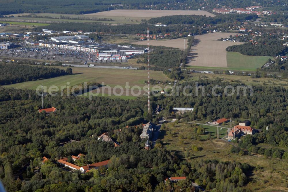 Aerial image Königs Wusterhausen - Blick auf den Sendemast auf dem Funkerberg in Königs Wusterhausen, Brandenburg. Der geschichtsträchtige Funkturm wurde bereits im Jahr 1925 errichtet. Er ist als einziger von ca. 13 Sendemasten mit einer beträchtlichen Höhe von 210m erhalten geblieben und steht heute unter Denkmalschutz. Im Jahre 1920 wurde von der Sendeanlage Funkerberg das erste Mal Sprache und Musik gesendet. Seit dieser denkwürdigen Zeit gilt die Stadt Königs Wusterhausen als Wiege des deutschen Rundfunks. Kontakt: Förderverein Sender Königs Wusterhausen Geschäftsstelle, Funkerberg Senderhaus 1, 15711 Königs Wusterhausen, Tel. / Fax +49(0)3375 293601, Email: verein@funkerberg.de; Stiftung Funkerberg Königs Wusterhausen , c / o Udo Effert, Wacholderweg 3 OT Senzig, 15754 Königs Wusterhausen, Email: stiftung@funkerberg.de; Museum Funkerberg Königs Wusterhausen, Funkerberg Sendehaus 1, 15711 Königs Wusterhausen, Tel. / Fax +49(0)3375 293601