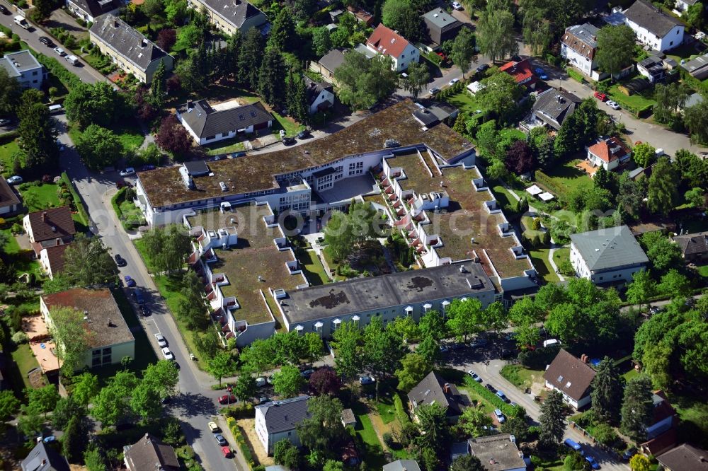 Berlin from the bird's eye view: The senior residence Lichterfelde is located in cart Lichterfelder Ring - SilzerWeg in the borough of Steglitz-Zehlendorf in Berlin. The condominium with dementia and mentally alert residents is operated by the Alloheim seniors residences GmbH