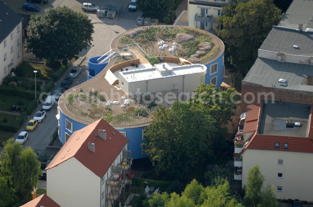 Aerial image Magdeburg - Blick auf ein Gebäude mit ausgefallener architektonischer Form und Dachterrasse mit Dachgarten der Seniorenresidenz Am Eiskellerplatz. Kontakt: Volkssolidarität habilis-gGmbH, Halberstädter Str. 113 B, 39112 Magdeburg, Tel. +49(0)391 624880-0, Fax: -9, info@habilis.de / ARC architekturconzept, Lauterbach Oheim Schaper, Freie Architekten BDA, Mittelstrasse 49, 39114 Magdeburg, Tel. +49 391 56 51 20, Fax -29 9, info@architekturconzept.de