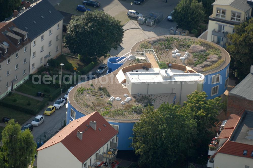 Aerial photograph Magdeburg - Blick auf ein Gebäude mit ausgefallener architektonischer Form und Dachterrasse mit Dachgarten der Seniorenresidenz Am Eiskellerplatz. Kontakt: Volkssolidarität habilis-gGmbH, Halberstädter Str. 113 B, 39112 Magdeburg, Tel. +49(0)391 624880-0, Fax: -9, info@habilis.de / ARC architekturconzept, Lauterbach Oheim Schaper, Freie Architekten BDA, Mittelstrasse 49, 39114 Magdeburg, Tel. +49 391 56 51 20, Fax -29 9, info@architekturconzept.de