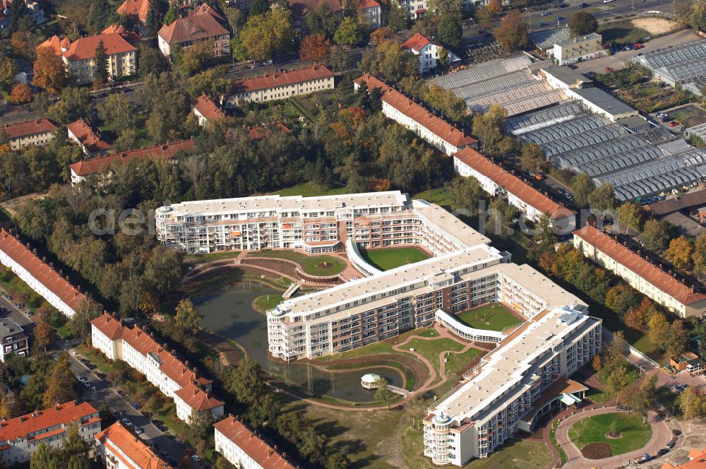 Berlin from above - Die Seniorenwohnanlage Rosenhof und das Unternehmen Rothe Hermann Gartenbau Blumenschmuck GmbH. Die Wohnanlage wurde auf dem ehemaligen BVG-Betriebshofes erbaut und ist damit die elfte Rosenhof- Wohnanlage. Die Anlage hat 380 Senioren-Appartements und wurde im August 2007 eröffnet. Adresse: Rosenhof Berlin-Zehlendorf, Winfriedstraße 2-6, 14169 Berlin; Tel.: 030/ 70550590; Homepage: