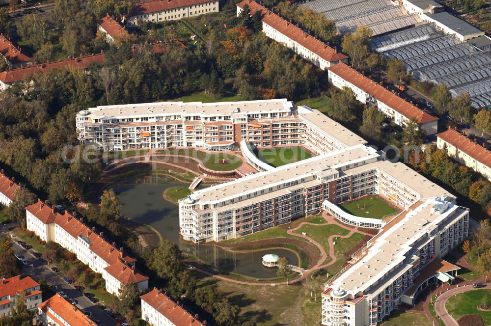 Berlin from the bird's eye view: Die Seniorenwohnanlage Rosenhof und das Unternehmen Rothe Hermann Gartenbau Blumenschmuck GmbH. Die Wohnanlage wurde auf dem ehemaligen BVG-Betriebshofes erbaut und ist damit die elfte Rosenhof- Wohnanlage. Die Anlage hat 380 Senioren-Appartements und wurde im August 2007 eröffnet. Adresse: Rosenhof Berlin-Zehlendorf, Winfriedstraße 2-6, 14169 Berlin; Tel.: 030/ 70550590; Homepage: