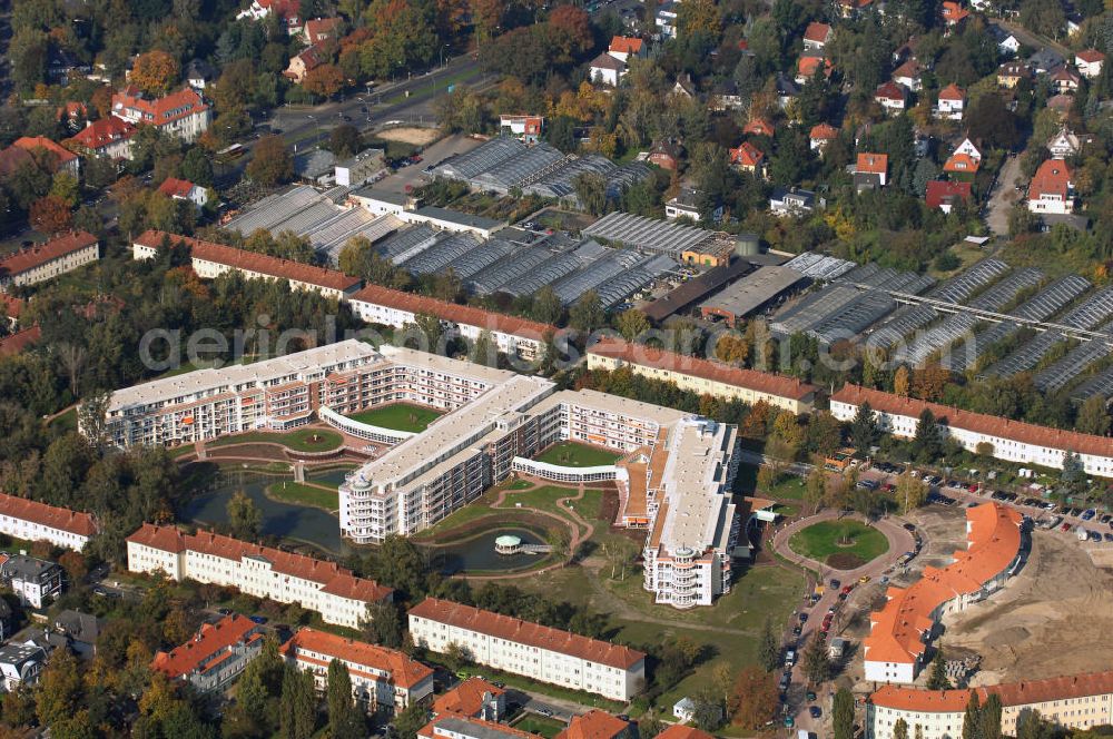 Aerial image Berlin - Die Seniorenwohnanlage Rosenhof und das Unternehmen Rothe Hermann Gartenbau Blumenschmuck GmbH. Die Wohnanlage wurde auf dem ehemaligen BVG-Betriebshofes erbaut und ist damit die elfte Rosenhof- Wohnanlage. Die Anlage hat 380 Senioren-Appartements und wurde im August 2007 eröffnet. Adresse: Rosenhof Berlin-Zehlendorf, Winfriedstraße 2-6, 14169 Berlin; Tel.: 030/ 70550590; Homepage: