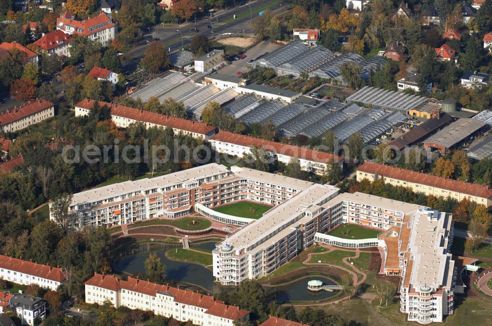 Aerial photograph Berlin - Die Seniorenwohnanlage Rosenhof und das Unternehmen Rothe Hermann Gartenbau Blumenschmuck GmbH. Die Wohnanlage wurde auf dem ehemaligen BVG-Betriebshofes erbaut und ist damit die elfte Rosenhof- Wohnanlage. Die Anlage hat 380 Senioren-Appartements und wurde im August 2007 eröffnet. Adresse: Rosenhof Berlin-Zehlendorf, Winfriedstraße 2-6, 14169 Berlin; Tel.: 030/ 70550590; Homepage: