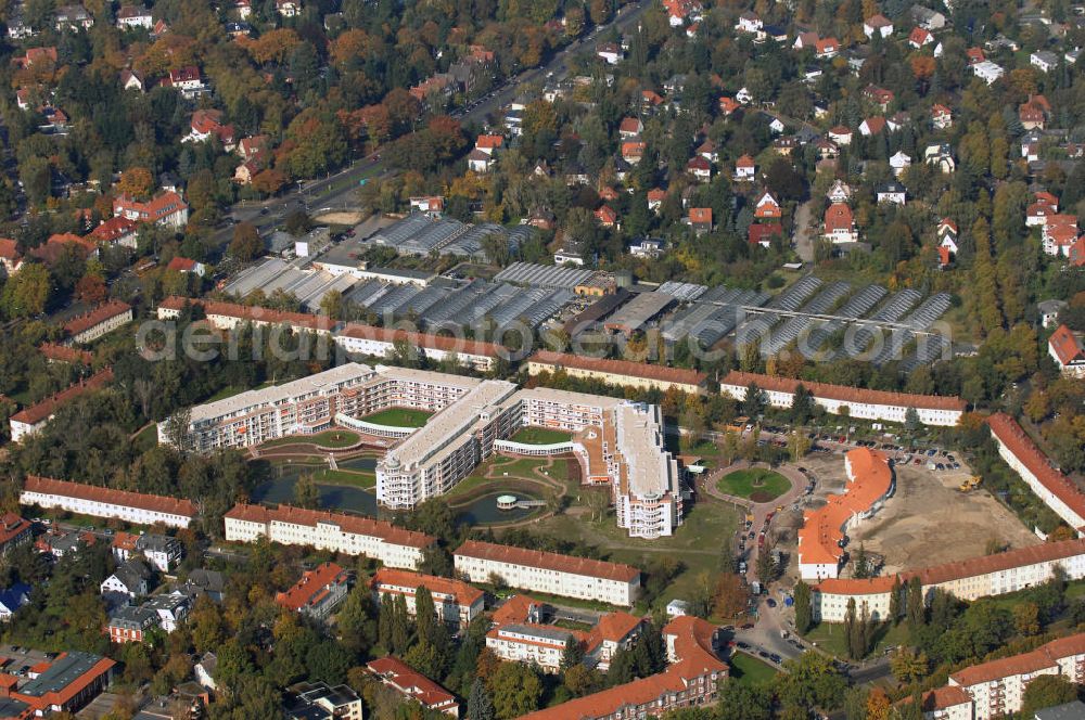 Berlin from above - Die Seniorenwohnanlage Rosenhof und das Unternehmen Rothe Hermann Gartenbau Blumenschmuck GmbH. Die Wohnanlage wurde auf dem ehemaligen BVG-Betriebshofes erbaut und ist damit die elfte Rosenhof- Wohnanlage. Die Anlage hat 380 Senioren-Appartements und wurde im August 2007 eröffnet. Adresse: Rosenhof Berlin-Zehlendorf, Winfriedstraße 2-6, 14169 Berlin; Tel.: 030/ 70550590; Homepage: