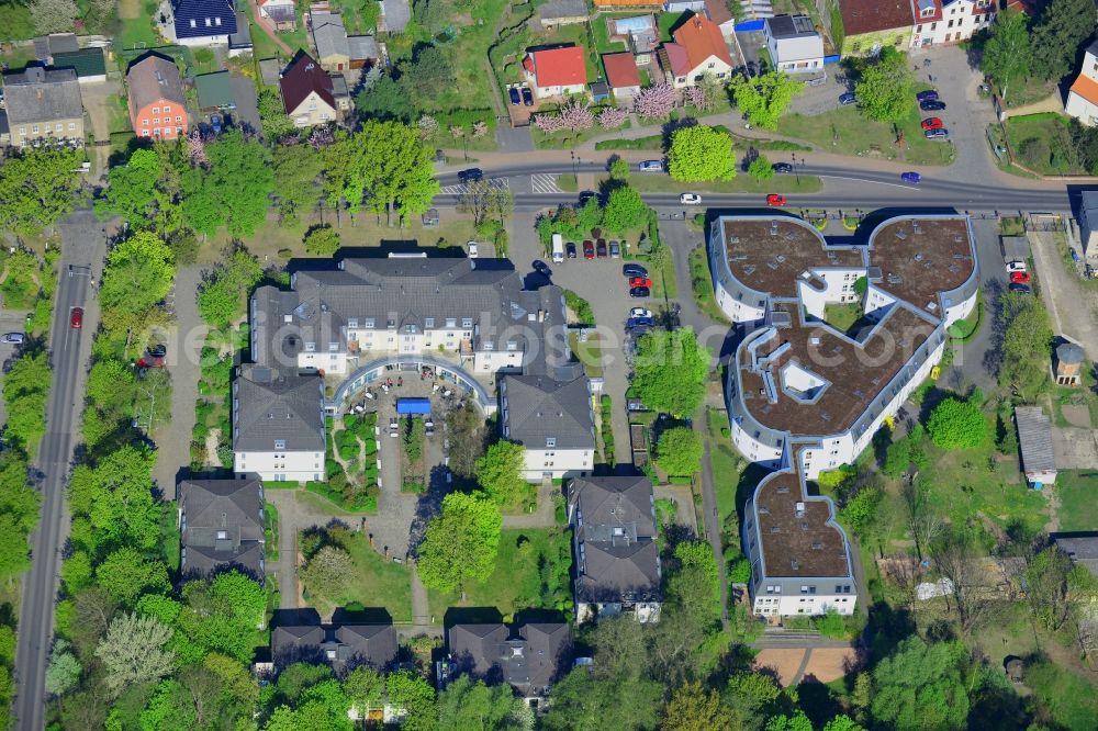 Fredersdorf-Vogelsdorf from the bird's eye view: Home for the Elderly Katharinenhof in the Castle Park of Fredersdorf-Vogelsdorf in the state Brandenburg. The care facilities are surrounded by trees and treen areas, located next to the distinct residential building