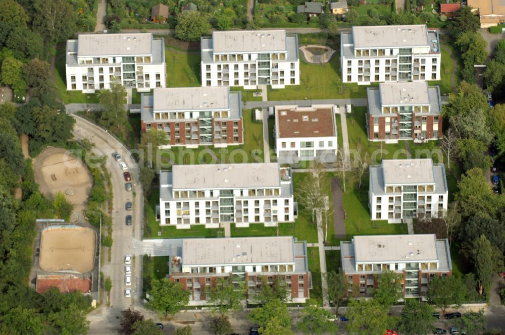 Berlin from above - Blick auf das Seniorenwohnheim St. Teresa des petruswerk Katholische Wohnungsbau- und Siedlungsgesellschaft mbH an der Götzstraße 65 Ecke Felixstraße in 1299 Berlin - Tempelhof. Ansprechpartner Herr Han-Jörg Schmidt Tel.: 03081070745 schmidt@petruswerk.de