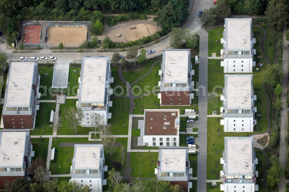 Berlin from the bird's eye view: Blick auf das Seniorenwohnheim St. Teresa des petruswerk Katholische Wohnungsbau- und Siedlungsgesellschaft mbH an der Götzstraße 65 Ecke Felixstraße in 1299 Berlin - Tempelhof. Ansprechpartner Herr Han-Jörg Schmidt Tel.: 03081070745 schmidt@petruswerk.de