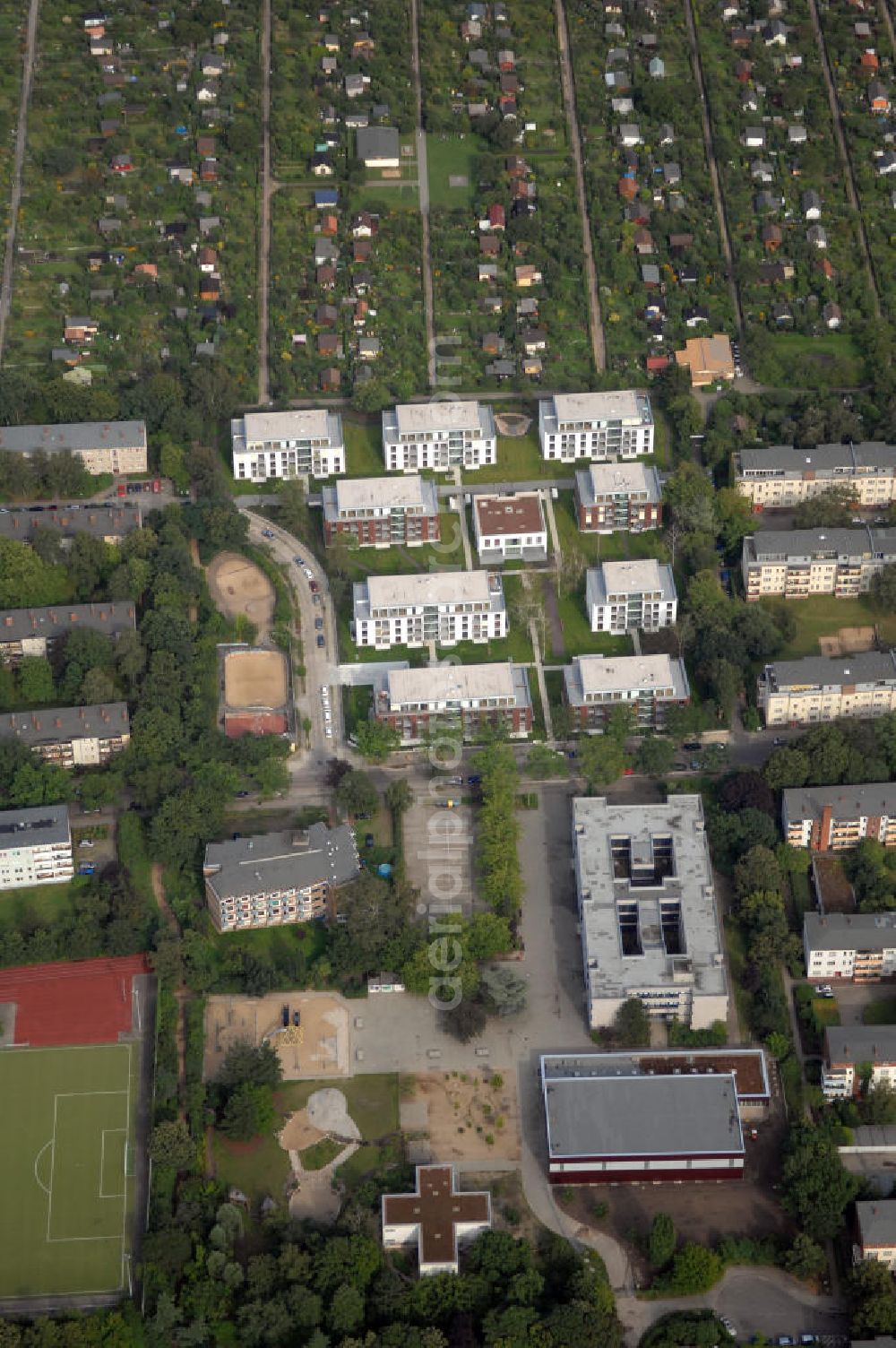 Aerial image Berlin - Blick auf das Seniorenwohnheim St. Teresa des petruswerk Katholische Wohnungsbau- und Siedlungsgesellschaft mbH an der Götzstraße 65 Ecke Felixstraße in 1299 Berlin - Tempelhof. Ansprechpartner Herr Han-Jörg Schmidt Tel.: 03081070745 schmidt@petruswerk.de