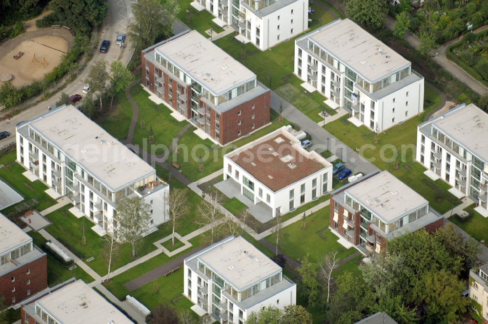 Aerial photograph Berlin - Blick auf das Seniorenwohnheim St. Teresa des petruswerk Katholische Wohnungsbau- und Siedlungsgesellschaft mbH an der Götzstraße 65 Ecke Felixstraße in 1299 Berlin - Tempelhof. Ansprechpartner Herr Han-Jörg Schmidt Tel.: 03081070745 schmidt@petruswerk.de