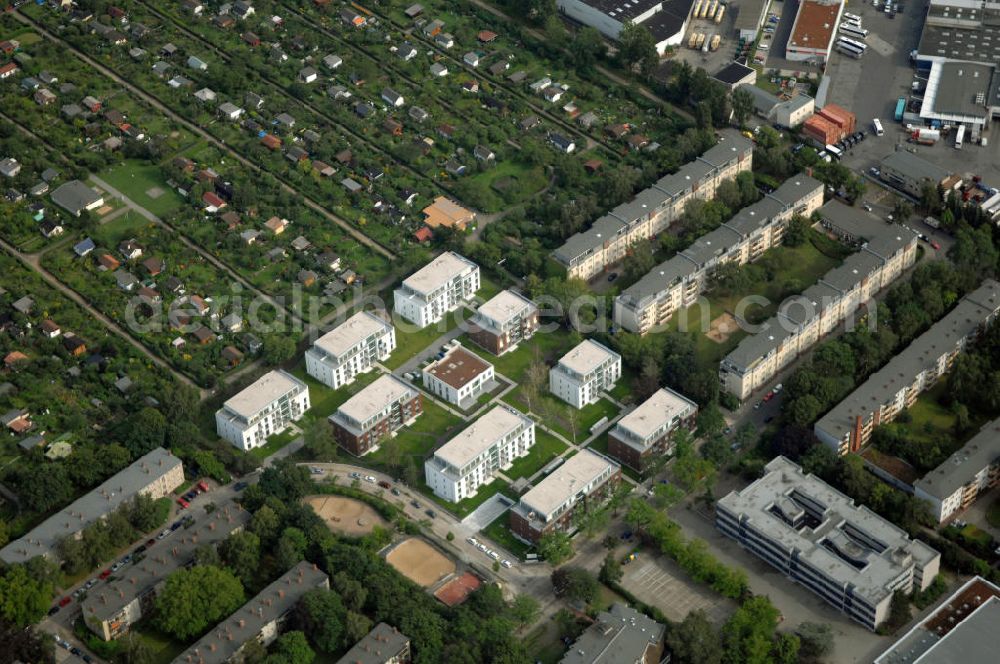 Berlin from above - Blick auf das Seniorenwohnheim St. Teresa des petruswerk Katholische Wohnungsbau- und Siedlungsgesellschaft mbH an der Götzstraße 65 Ecke Felixstraße in 1299 Berlin - Tempelhof. Ansprechpartner Herr Han-Jörg Schmidt Tel.: 03081070745 schmidt@petruswerk.de