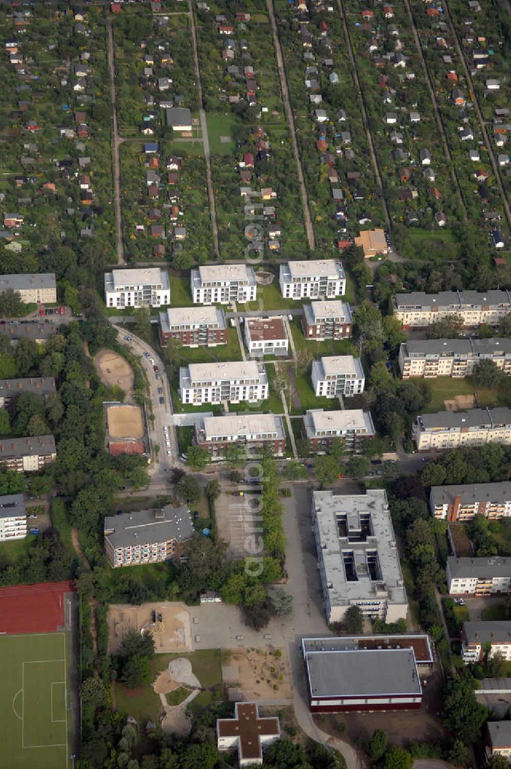 Berlin from the bird's eye view: Blick auf das Seniorenwohnheim St. Teresa des petruswerk Katholische Wohnungsbau- und Siedlungsgesellschaft mbH an der Götzstraße 65 Ecke Felixstraße in 1299 Berlin - Tempelhof. Ansprechpartner Herr Han-Jörg Schmidt Tel.: 03081070745 schmidt@petruswerk.de