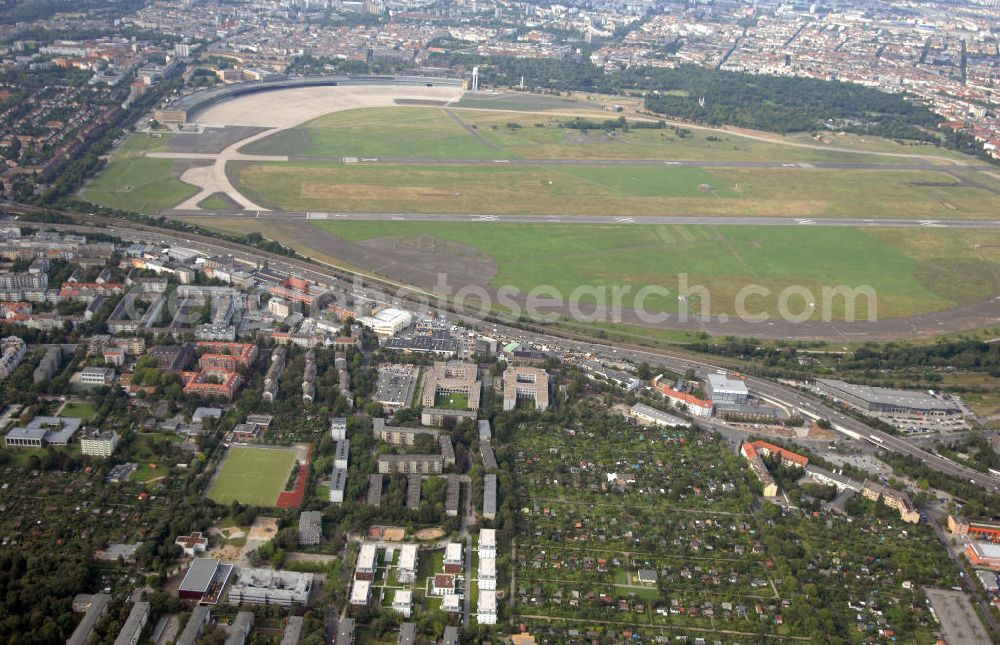 Aerial image Berlin - Blick auf das Seniorenwohnheim St. Teresa des petruswerk Katholische Wohnungsbau- und Siedlungsgesellschaft mbH an der Götzstraße 65 Ecke Felixstraße in 1299 Berlin - Tempelhof. Ansprechpartner Herr Han-Jörg Schmidt Tel.: 03081070745 schmidt@petruswerk.de