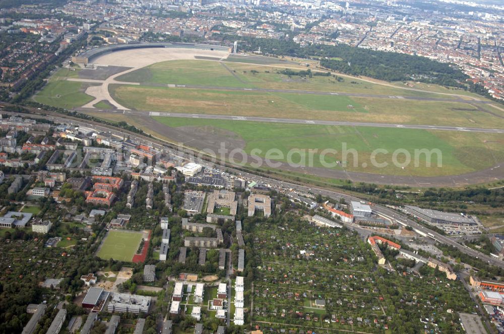 Berlin from above - Blick auf das Seniorenwohnheim St. Teresa des petruswerk Katholische Wohnungsbau- und Siedlungsgesellschaft mbH an der Götzstraße 65 Ecke Felixstraße in 1299 Berlin - Tempelhof. Ansprechpartner Herr Han-Jörg Schmidt Tel.: 03081070745 schmidt@petruswerk.de