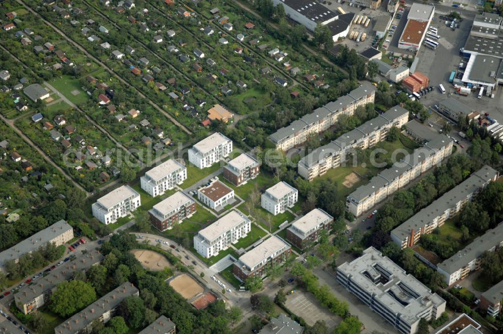 Berlin from the bird's eye view: Blick auf das Seniorenwohnheim St. Teresa des petruswerk Katholische Wohnungsbau- und Siedlungsgesellschaft mbH an der Götzstraße 65 Ecke Felixstraße in 1299 Berlin - Tempelhof. Ansprechpartner Herr Han-Jörg Schmidt Tel.: 03081070745 schmidt@petruswerk.de