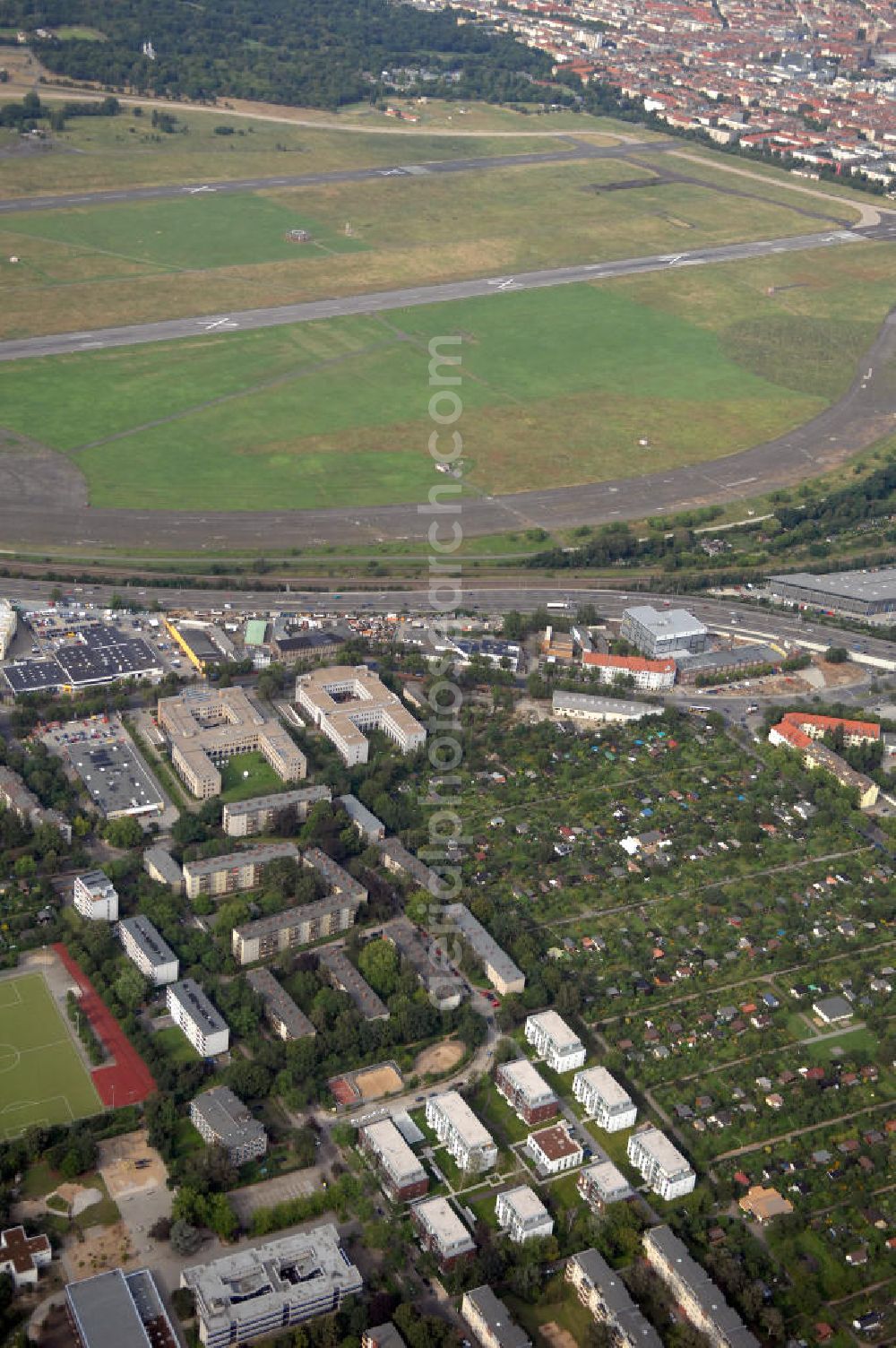 Berlin from above - Blick auf das Seniorenwohnheim St. Teresa des petruswerk Katholische Wohnungsbau- und Siedlungsgesellschaft mbH an der Götzstraße 65 Ecke Felixstraße in 1299 Berlin - Tempelhof. Ansprechpartner Herr Han-Jörg Schmidt Tel.: 03081070745 schmidt@petruswerk.de