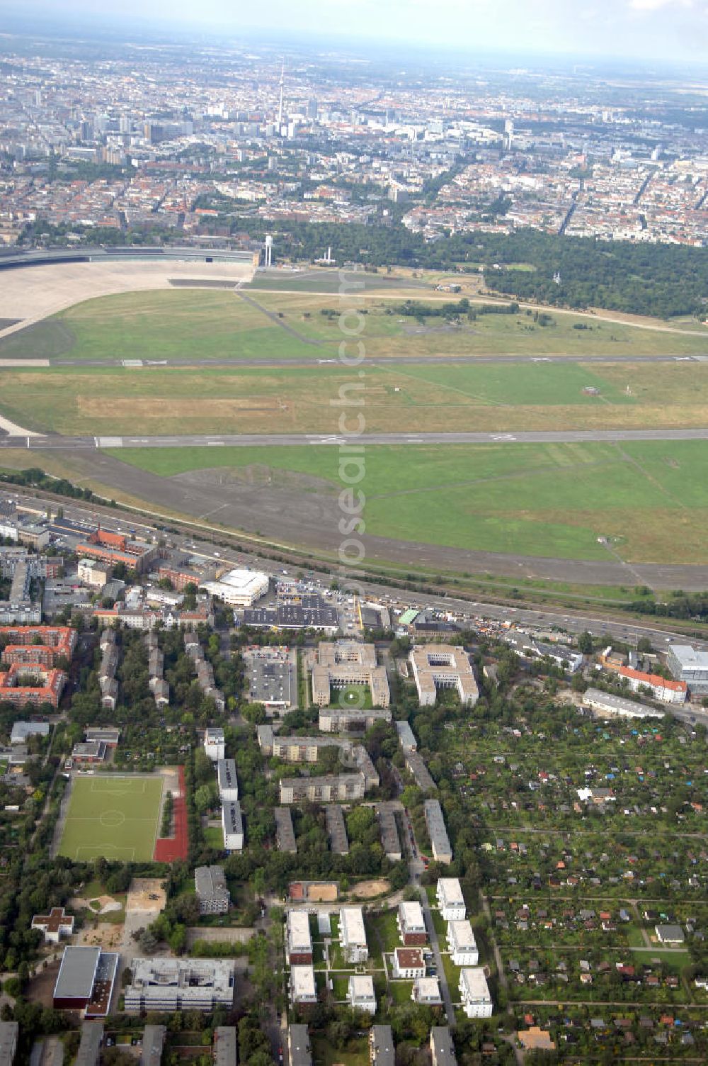 Berlin from the bird's eye view: Blick auf das Seniorenwohnheim St. Teresa des petruswerk Katholische Wohnungsbau- und Siedlungsgesellschaft mbH an der Götzstraße 65 Ecke Felixstraße in 1299 Berlin - Tempelhof. Ansprechpartner Herr Han-Jörg Schmidt Tel.: 03081070745 schmidt@petruswerk.de