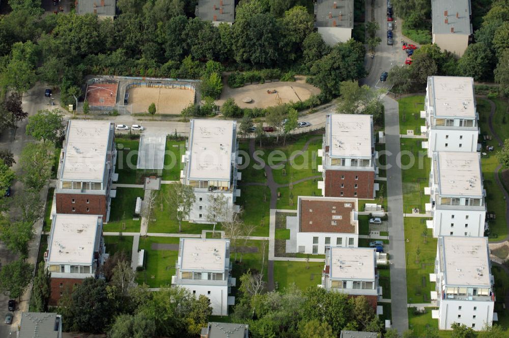 Aerial image Berlin - Blick auf das Seniorenwohnheim St. Teresa des petruswerk Katholische Wohnungsbau- und Siedlungsgesellschaft mbH an der Götzstraße 65 Ecke Felixstraße in 1299 Berlin - Tempelhof. Ansprechpartner Herr Han-Jörg Schmidt Tel.: 03081070745 schmidt@petruswerk.de